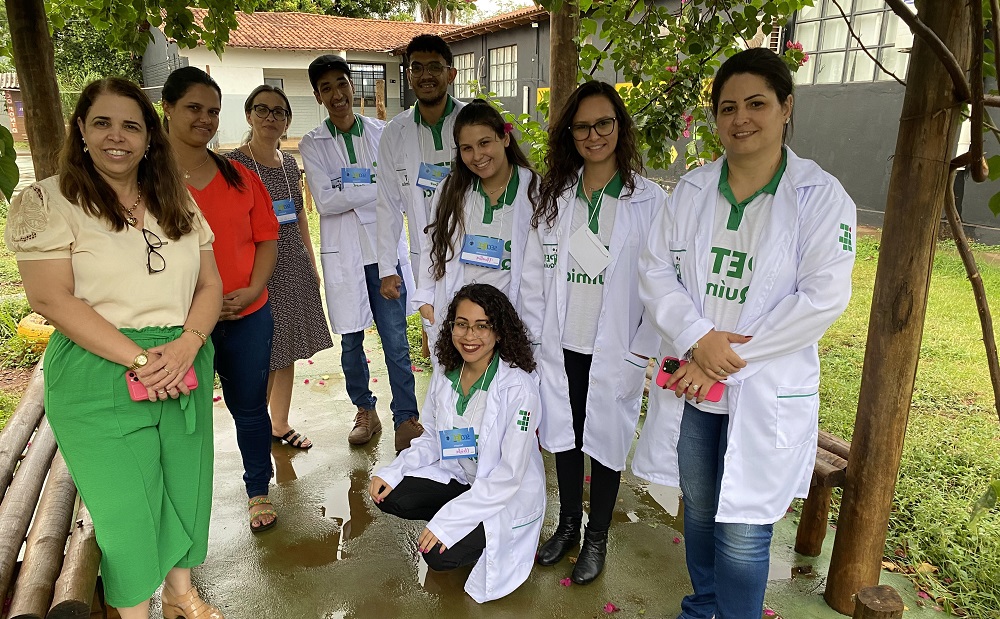 Grupo PET Química durante atividade itinerante em Cachoeira Dourada